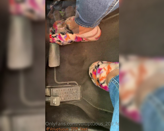 Voluptuous209feet aka voluptuous_209_feet OnlyFans - 10-11-2020 - Some pedal pumping with my fluffy ugg sandals