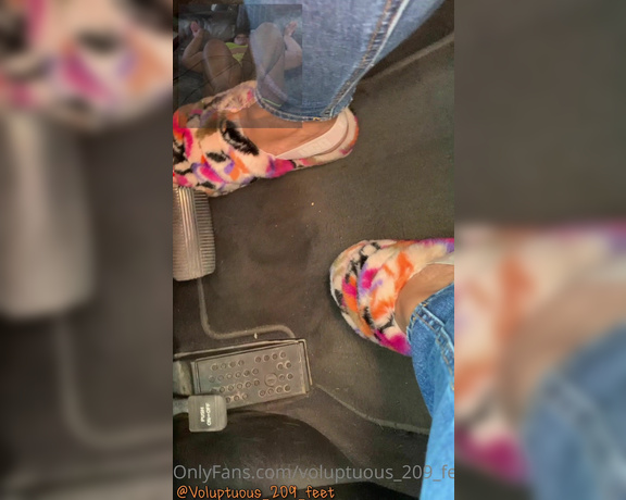 Voluptuous209feet aka voluptuous_209_feet OnlyFans - 10-11-2020 - Some pedal pumping with my fluffy ugg sandals