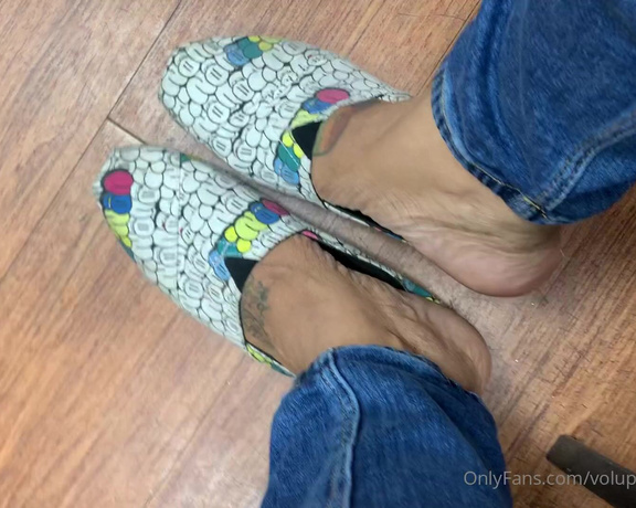 Voluptuous209feet aka voluptuous_209_feet OnlyFans - 11-04-2020 - A little shoe dangling