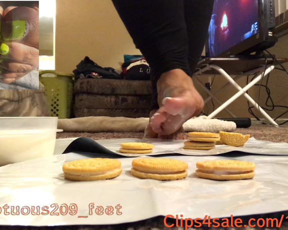 Voluptuous209feet aka voluptuous_209_feet OnlyFans - 12-23-2019 - Pulverizing these vanilla Oreos with my thick wide size unique 10 feet