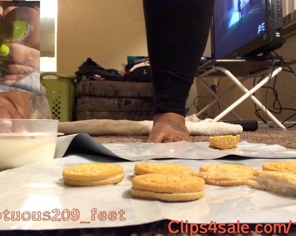 Voluptuous209feet aka voluptuous_209_feet OnlyFans - 12-23-2019 - Pulverizing these vanilla Oreos with my thick wide size unique 10 feet