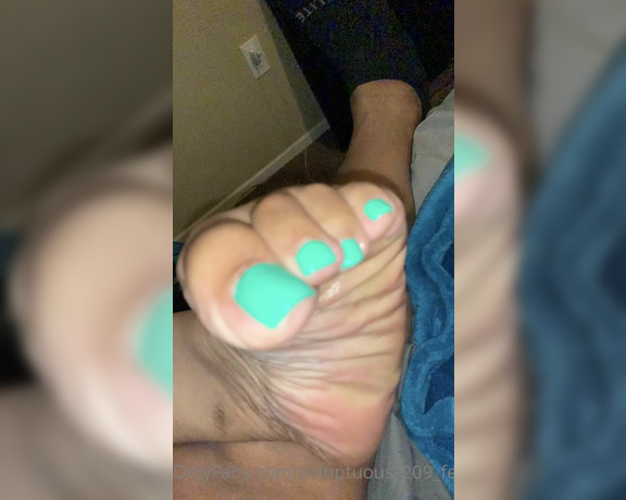 Voluptuous209feet aka voluptuous_209_feet OnlyFans - 10-26-2020 - This is my left foot it’s my dry foot I hv to xtra moisturize it or