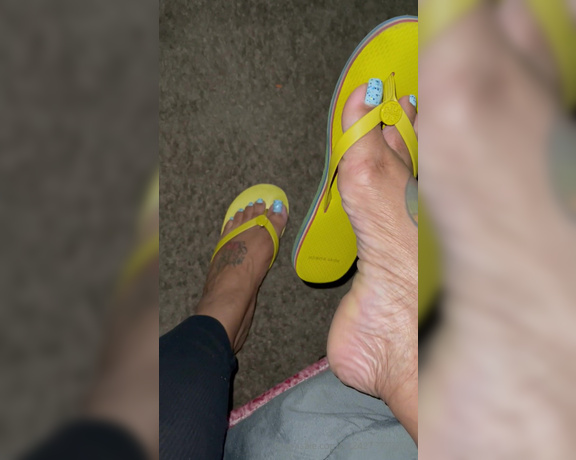 Voluptuous209feet aka voluptuous_209_feet OnlyFans - 08-26-2024 - Afternoon release let’s quickly rub one out grab your cell hide in the bathroom idc