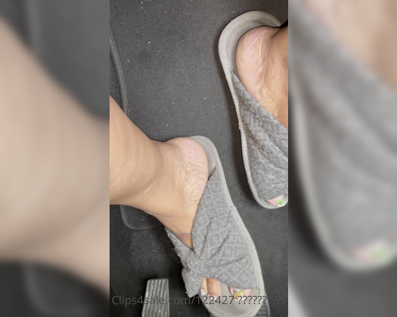 Voluptuous209feet aka voluptuous_209_feet OnlyFans - 11-27-2021 - Who likes seeing me in my extra worn house slippers