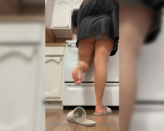 TheseSweetFeet aka thesesweetfeet20 OnlyFans - 06-25-2023 - Happy Sunday! I’m cooking breakfast and vibing right now but I’ll be editing a few new