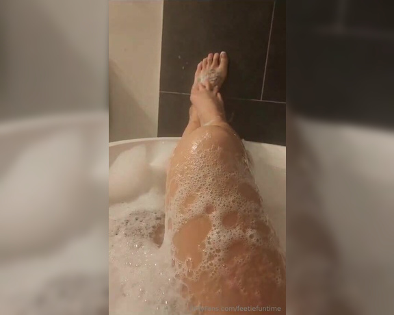 Feetiefuntime aka feetiefuntime OnlyFans - 10-28-2023 - Some late night bubble bath footage Whos gonna drink my bath water