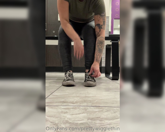 Hard4sky aka hard4sky OnlyFans - 08-19-2023 - After gym sesh ! I wanted to show off my sexy sweaty feet ! You love