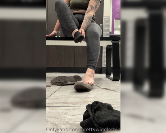 Hard4sky aka hard4sky OnlyFans - 08-19-2023 - After gym sesh ! I wanted to show off my sexy sweaty feet ! You love