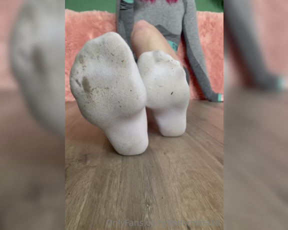 Herrin Lina aka findomlina20 OnlyFans - 05-15-2023 - Na, steht dein Mini schon Nach der abendlichen Joggingrunde duften diese Socken besonders schn Ich seh