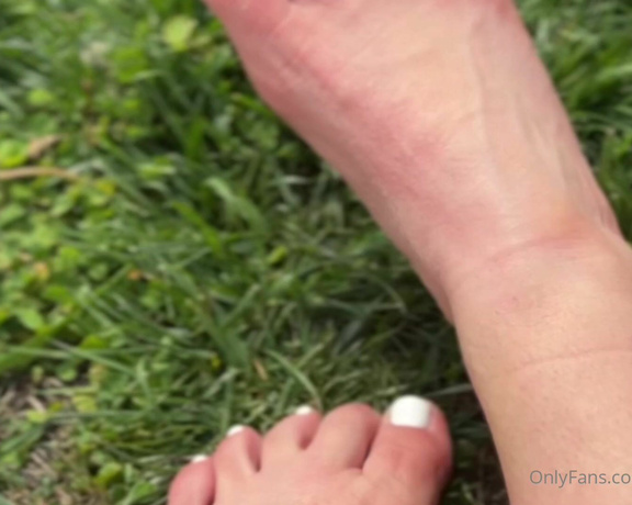 Sunny Zass aka milfparadise OnlyFans - 04-01-2024 - Toes in the grass after a long hike