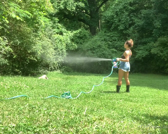 Sunny Zass aka milfparadise OnlyFans - 06-04-2020 - Spending this morning transforming my backyard into a nice place to hangout Tennessee has LOTS of