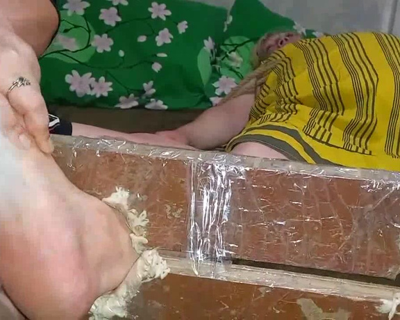 APPETIZING CRUMPET - Worshiping And Tickling Male Feet Wmv(1280720)Hd