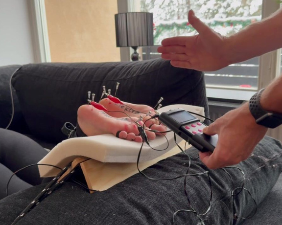 cane2soles feet treatments - Popcornsolesgirl Gets An E-Stim Unit Connected To The Needles In Her Soles (1280)