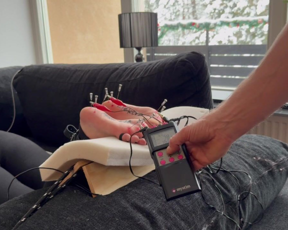 cane2soles feet treatments - Popcornsolesgirl Gets An E-Stim Unit Connected To The Needles In Her Soles (1280)