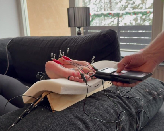 cane2soles feet treatments - Popcornsolesgirl Gets An E-Stim Unit Connected To The Needles In Her Soles (1280)