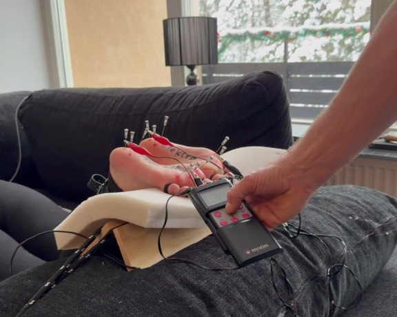 cane2soles feet treatments - Popcornsolesgirl Gets An E-Stim Unit Connected To The Needles In Her Soles (1280)