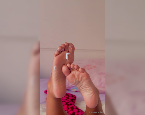 Goddess Penelope aka penelopefeet_ OnlyFans - 06-05-2024 - Imagina o meu pezinho cremosinho no seu pau imagine my foot cumming on your dick