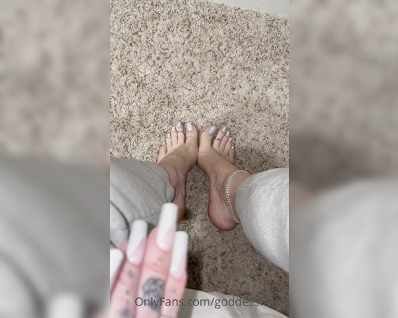 Fendi Feet aka Goddessfendi OnlyFans - Who wants to cover this gorgeous mani pedi You get a 5 min custom