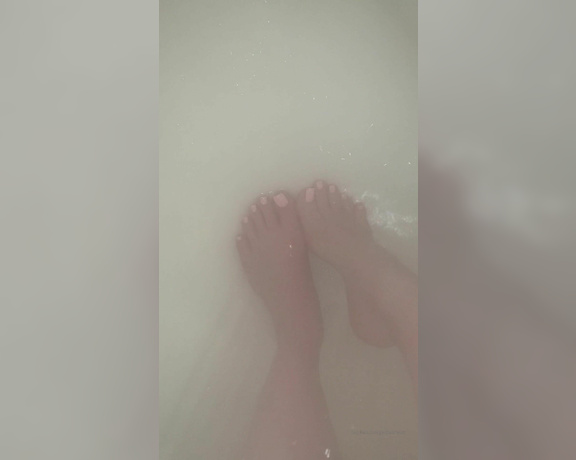 Fendi Feet aka Goddessfendi OnlyFans - I like my showers steaming hot Do you