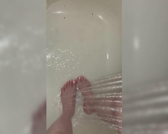 Fendi Feet aka Goddessfendi OnlyFans - I like my showers steaming hot Do you