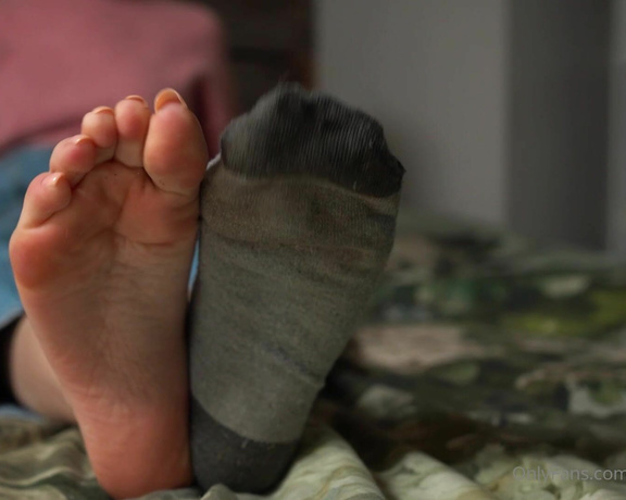 Toetally Devine aka Toetallydevine OnlyFans - Working on a pair of socks Tags stinky feet, dirty socks, smelly, sweat, sheer pedi