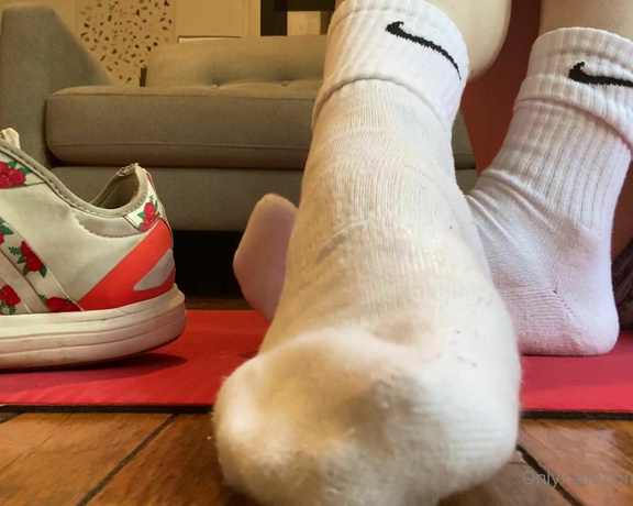 Fendi Feet aka Goddessfendi OnlyFans - Sweaty workout feet I sweat so much this workout! I love the way my feet smelllllll