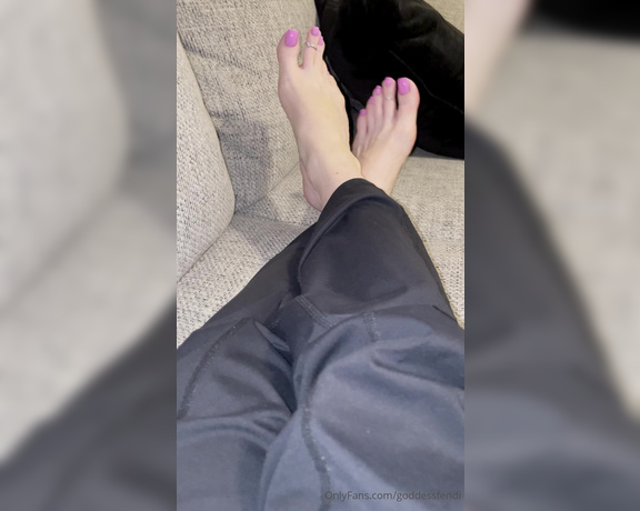 Fendi Feet aka Goddessfendi OnlyFans - I need an oily foot massage