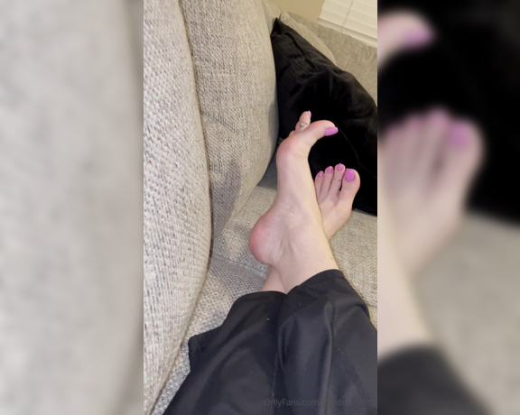 Fendi Feet aka Goddessfendi OnlyFans - I need an oily foot massage