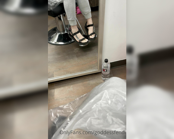 Fendi Feet aka Goddessfendi OnlyFans - Here getting my hair done Drop a tip to help me pay for it !!