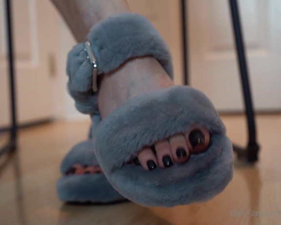 Toetally Devine aka Toetallydevine OnlyFans - When I first got my UGG slippers