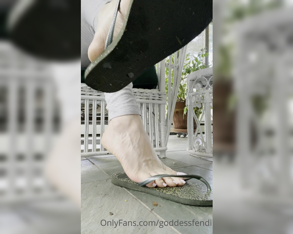 Fendi Feet aka Goddessfendi OnlyFans - After walking outside in the wet, dewy grass I had to come in and tease you with this flip flop dang