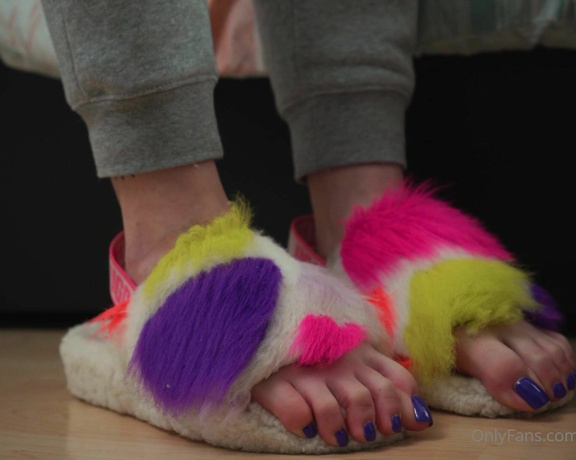 Toetally Devine aka Toetallydevine OnlyFans - A little slippers with cliffhangers tease