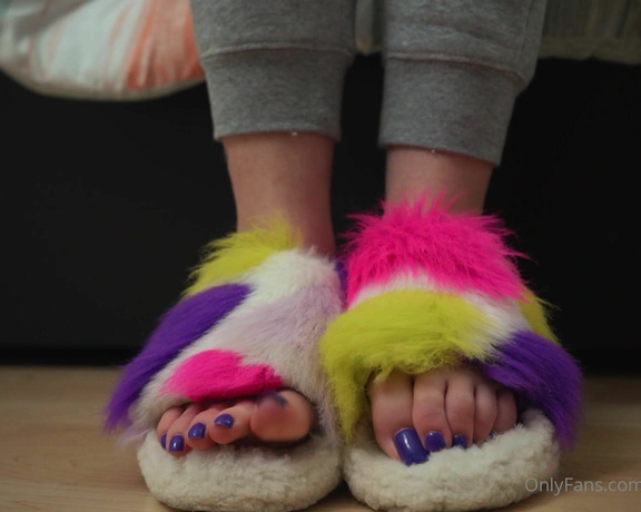 Toetally Devine aka Toetallydevine OnlyFans - A little slippers with cliffhangers tease