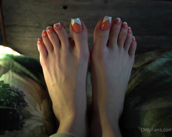 Toetally Devine aka Toetallydevine OnlyFans - One of you requested more of this pedi so I dug up something from my archives  Simple little pedi