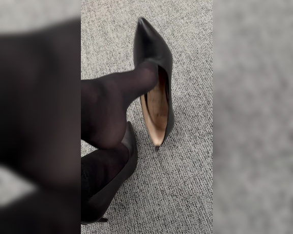 Tomato_Juice_KWEEN aka kweentomato OnlyFans - 03-30-2024 - Public Shoeplay is my favorite I just enjoy how people react when I let my heel