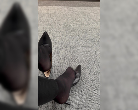 Tomato_Juice_KWEEN aka kweentomato OnlyFans - 03-30-2024 - Public Shoeplay is my favorite I just enjoy how people react when I let my heel