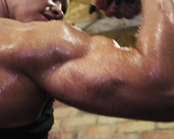 HennessyBeefcake - Slow Motion Bicep And Pec Flex