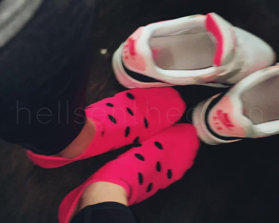 Goddess Nina aka hellsentheaven OnlyFans - 03-12-2022 - Ein kurzes Video reicht schon um sich in meine Socken zu verlieben