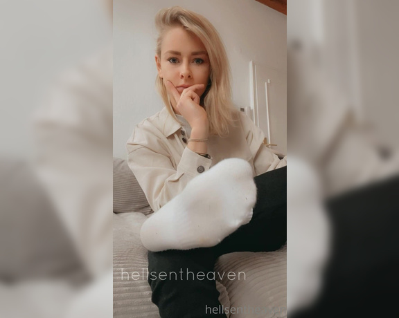 Goddess Nina aka hellsentheaven OnlyFans - 04-01-2022 - Wundert mich nicht im geringsten das Loser mir Unsummen zu Fen legen um von mir fr