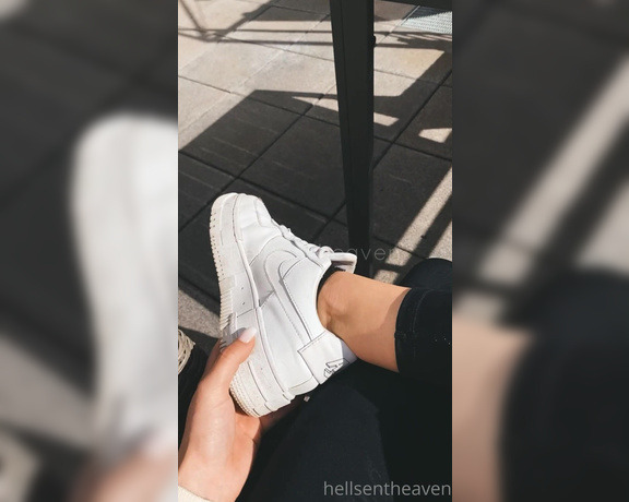 Goddess Nina aka hellsentheaven OnlyFans - 06-13-2022 - Ein langer Tag in den Schuhen bringt feuchte Socken und Fe hervor