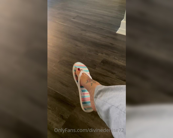 Denise Howard aka divinedenise72 OnlyFans - 04-02-2022 - Everyone gets turned on for a shoe dangle