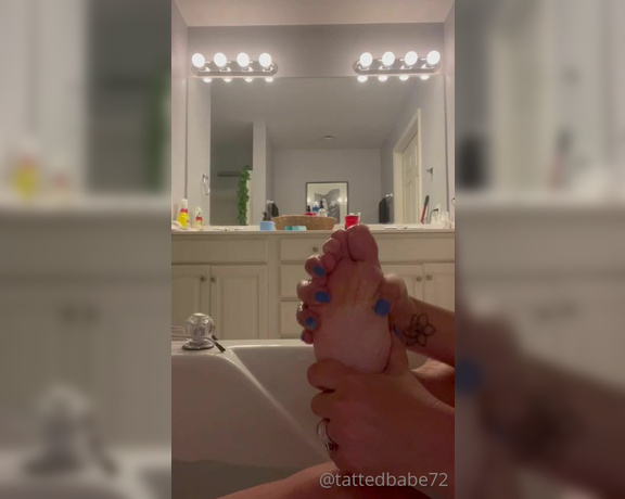 Denise Howard aka divinedenise72 OnlyFans - 06-11-2022 - Don’t you love the way that sounds as I’m rubbing my feet you better be rubbing