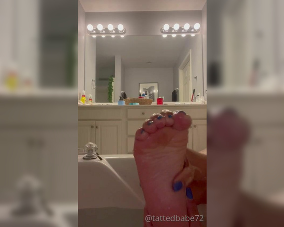 Denise Howard aka divinedenise72 OnlyFans - 06-11-2022 - Don’t you love the way that sounds as I’m rubbing my feet you better be rubbing