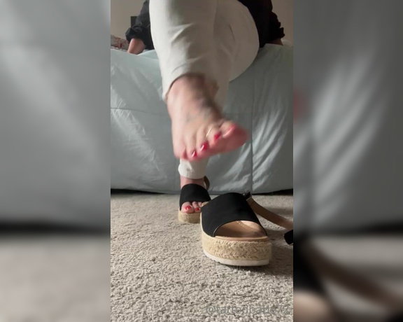 Denise Howard aka divinedenise72 OnlyFans - 06-23-2023 - You love a shoe removal perfect to stroke that numb too and make a mess