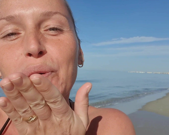 Kathia Nobili aka kathianobilixx Findom - 12-27-2019 OnlyFans Video - Beach walk  and my bally big bum