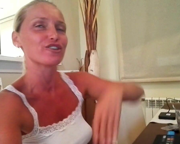 Kathia Nobili aka kathianobilixx Findom - 08-22-2017 OnlyFans Video - Hard work today _ hihihi