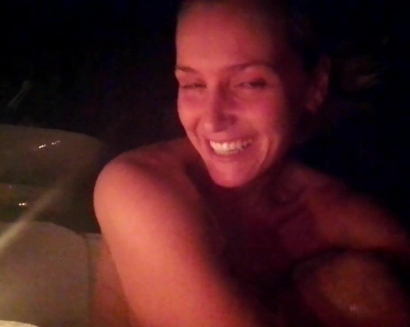 Kathia Nobili aka kathianobilixx Findom - 09-29-2017 OnlyFans Video - Romantic bath with candels only for you my darling Im all HOT