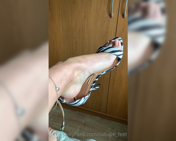 Caliupe Feet aka caliupe_feet Foot Fetish - 08-30-2021 OnlyFans Video - I know you cant stop looking