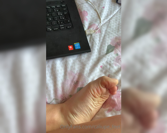 Caliupe Feet aka caliupe_feet Foot Fetish - 09-04-2021 OnlyFans Video - Bom dia com solinhas macias e close em digitais