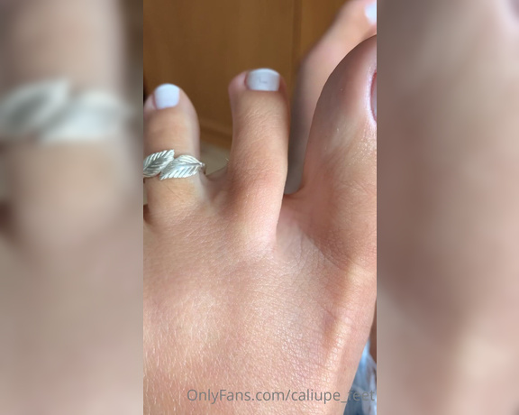 Caliupe Feet aka caliupe_feet Foot Fetish - 09-06-2021 OnlyFans Video - Take a closer look at the details between my toes